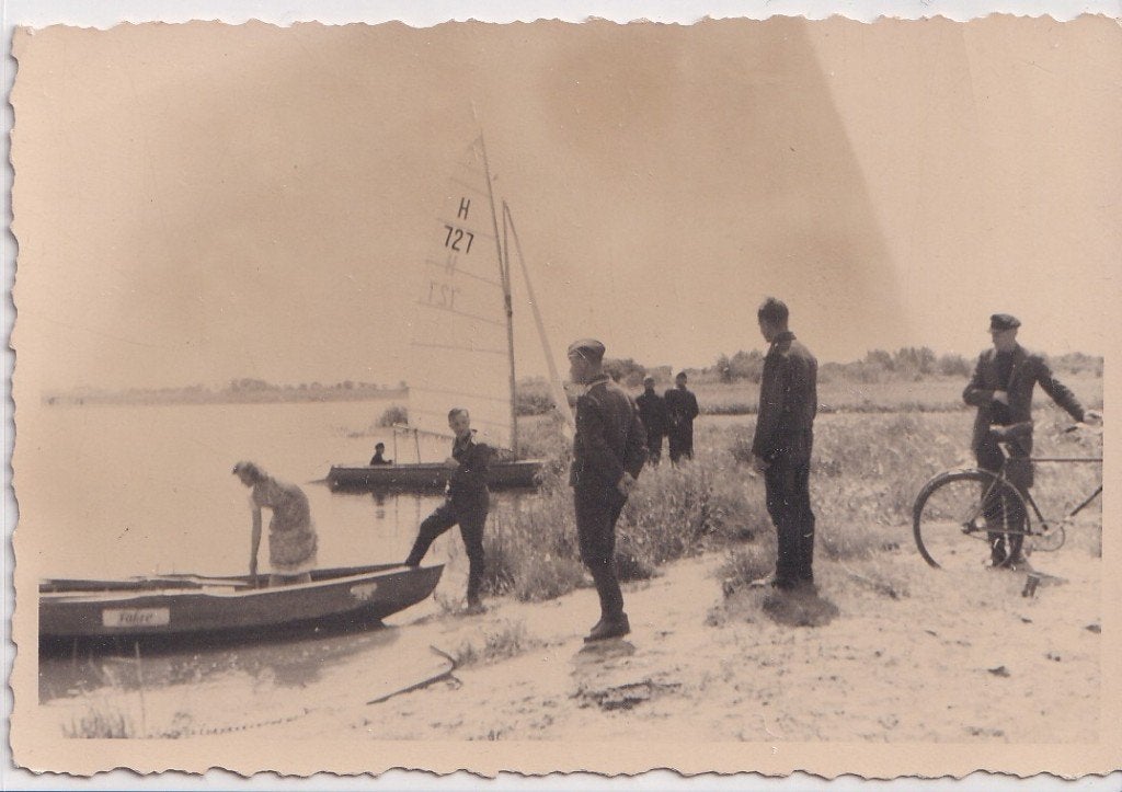 OII Foto: Wehrmacht Soldaten Nederlandse boot IJsselmeer ?, Ophalen of Verzenden, Nederland, Foto of Poster