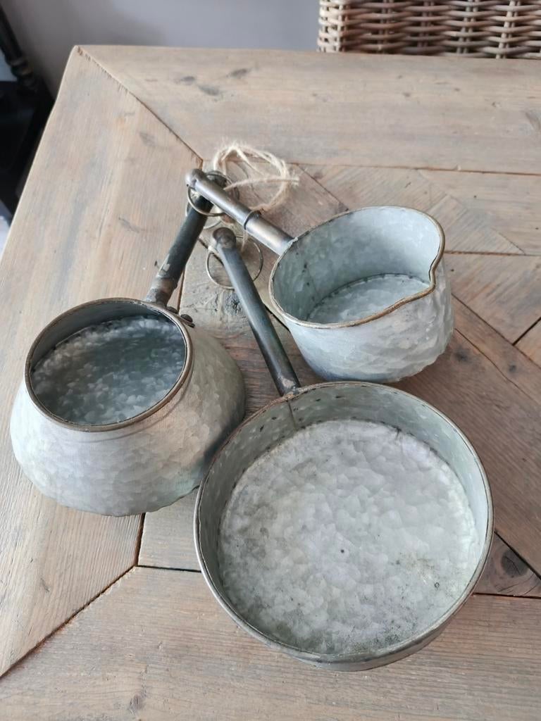 Superleuke tinnen pannetjes, Ophalen