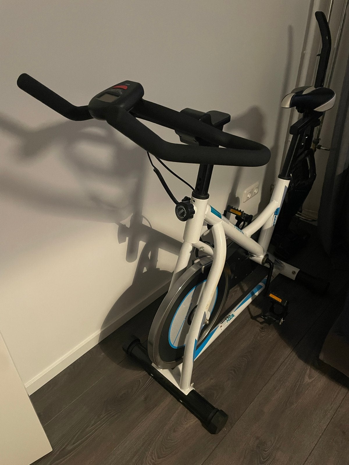 Foto 2 van Spinning fiets met zwaar vliegwiel