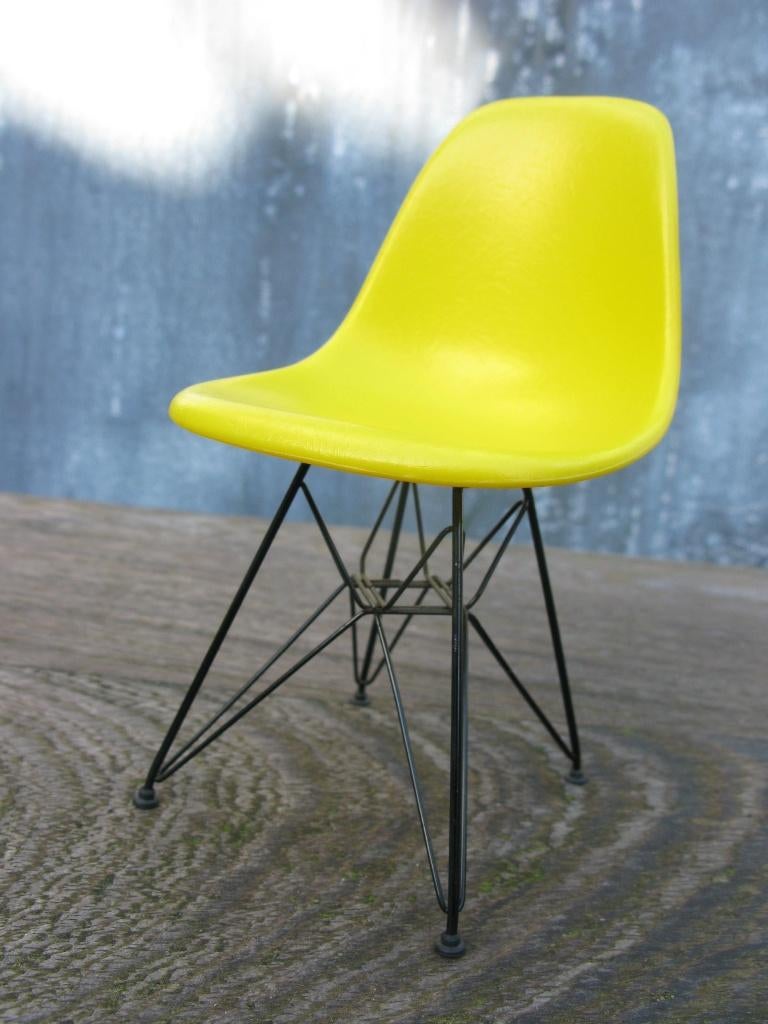 VITRA MINIATUURSTOEL EAMES DSR, Ophalen of Verzenden