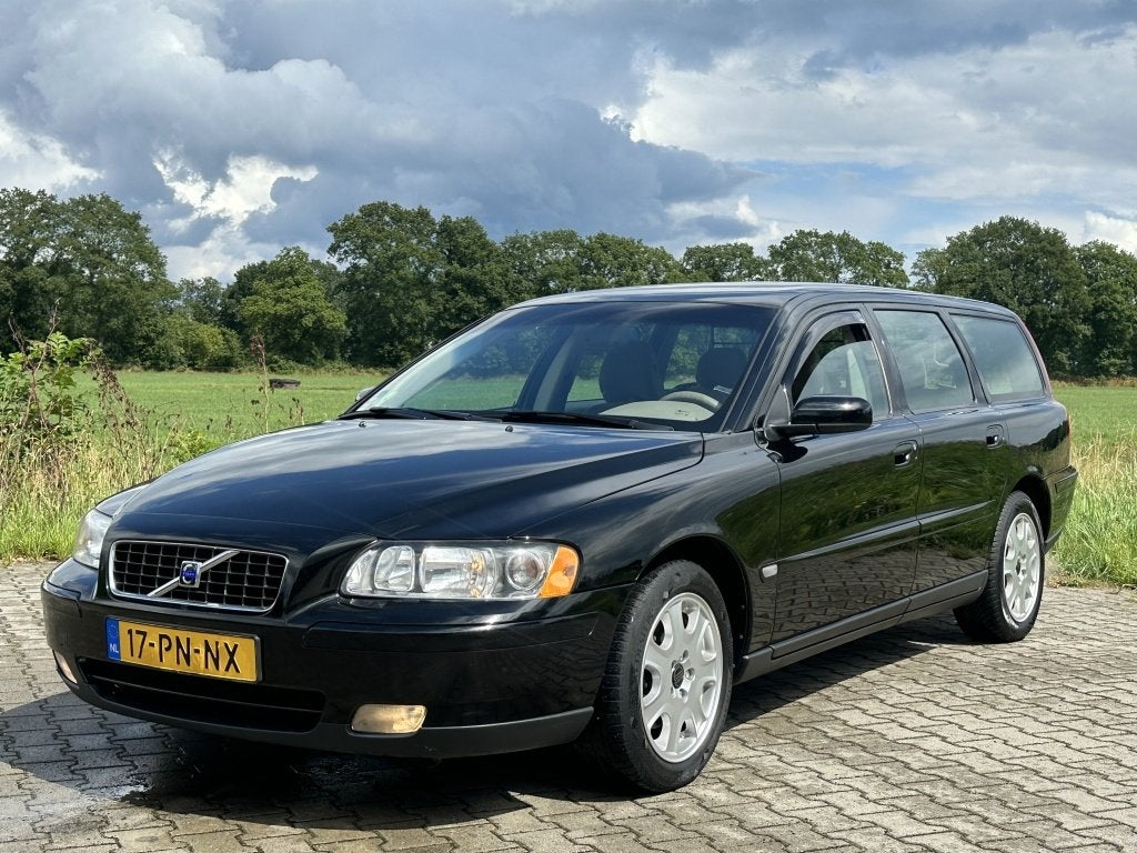 Volvo V70 2.4 model 2005 rijdt en schakelt perfect NW KOPPEL, Auto's, Voorwielaandrijving, Leder en Stof, Zwart, Euro 4