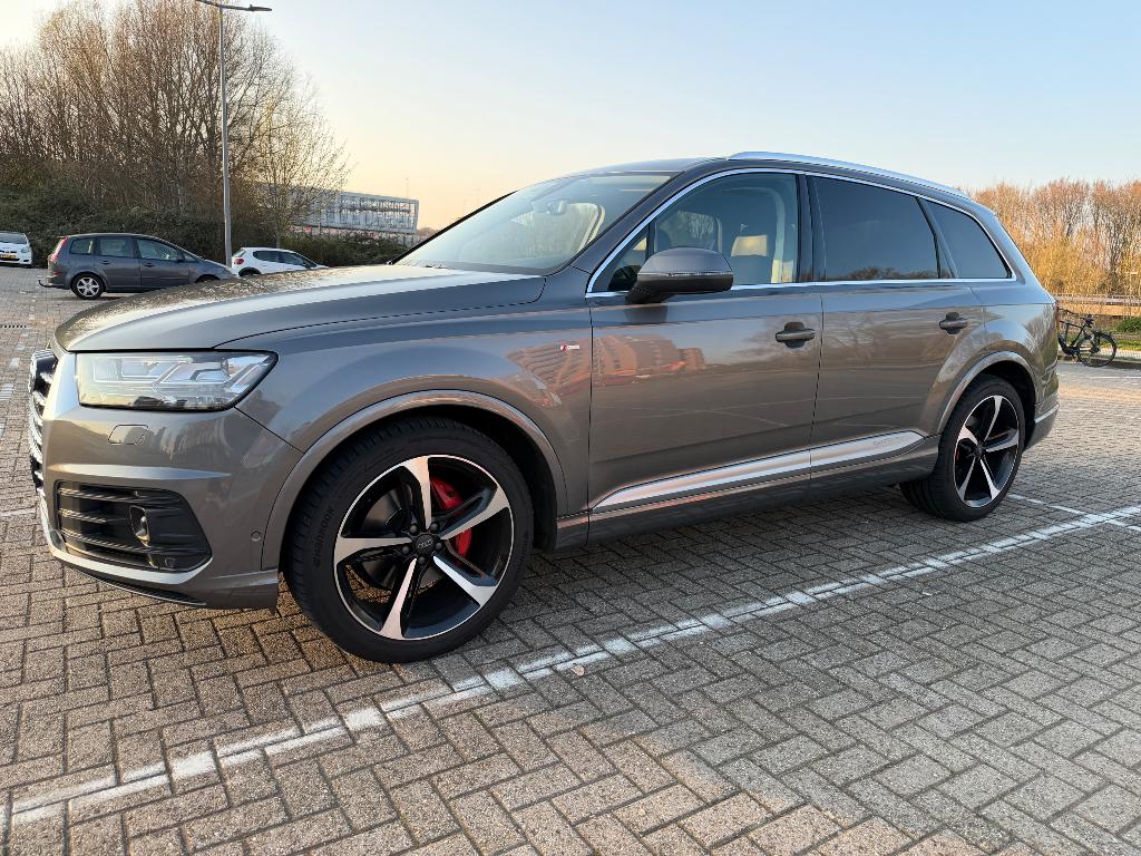 Audi Q7 3.0 TDI 200KW Quattro Tiptronic 2016 Grijs, Auto's, Automaat, 241 €/maand, Alcantara, 272 pk