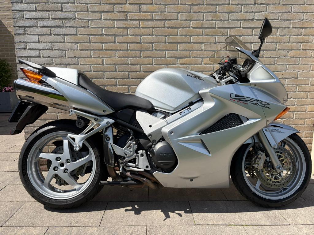 Honda VFR800 VTEC ABS – Zeer nette staat – Nieuwe Road 6 GT, Motoren, Motoren | Honda, 4 cilinders, Motorrijbewijs A, Gebruikt