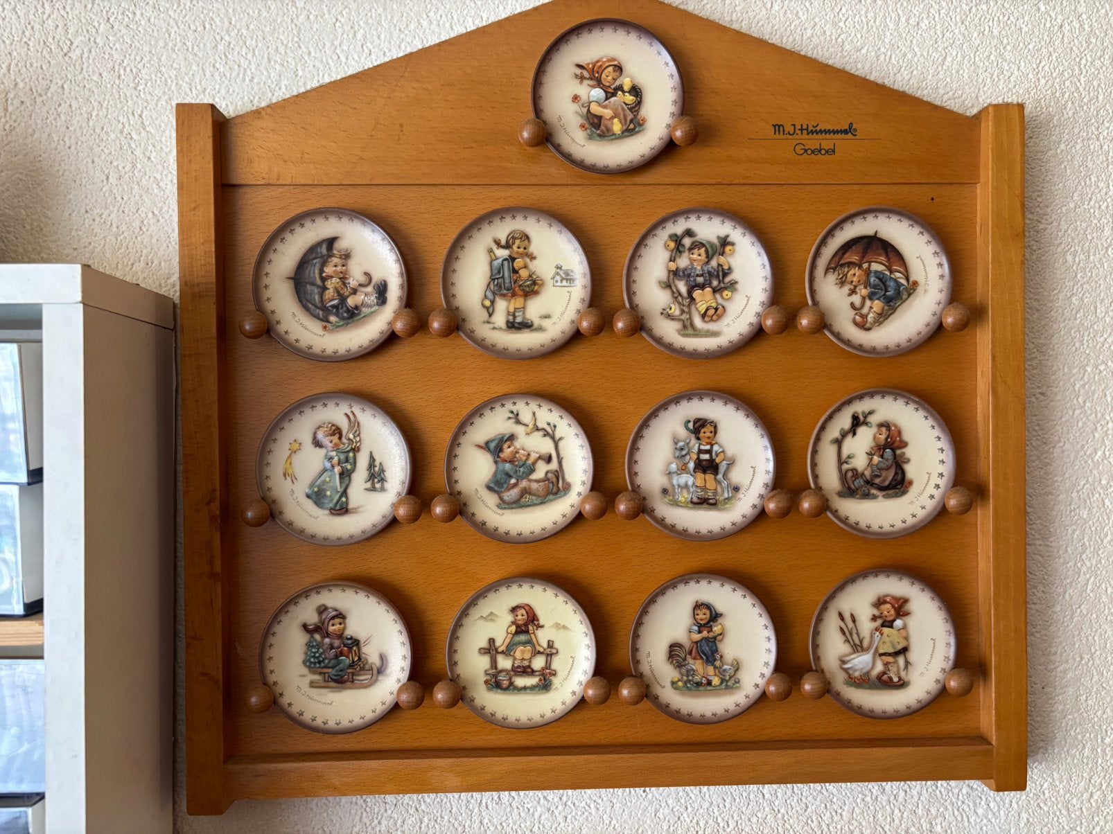 Vintage Hummel Goebel Miniatuur Borden Collectie met Rek, Ophalen of Verzenden