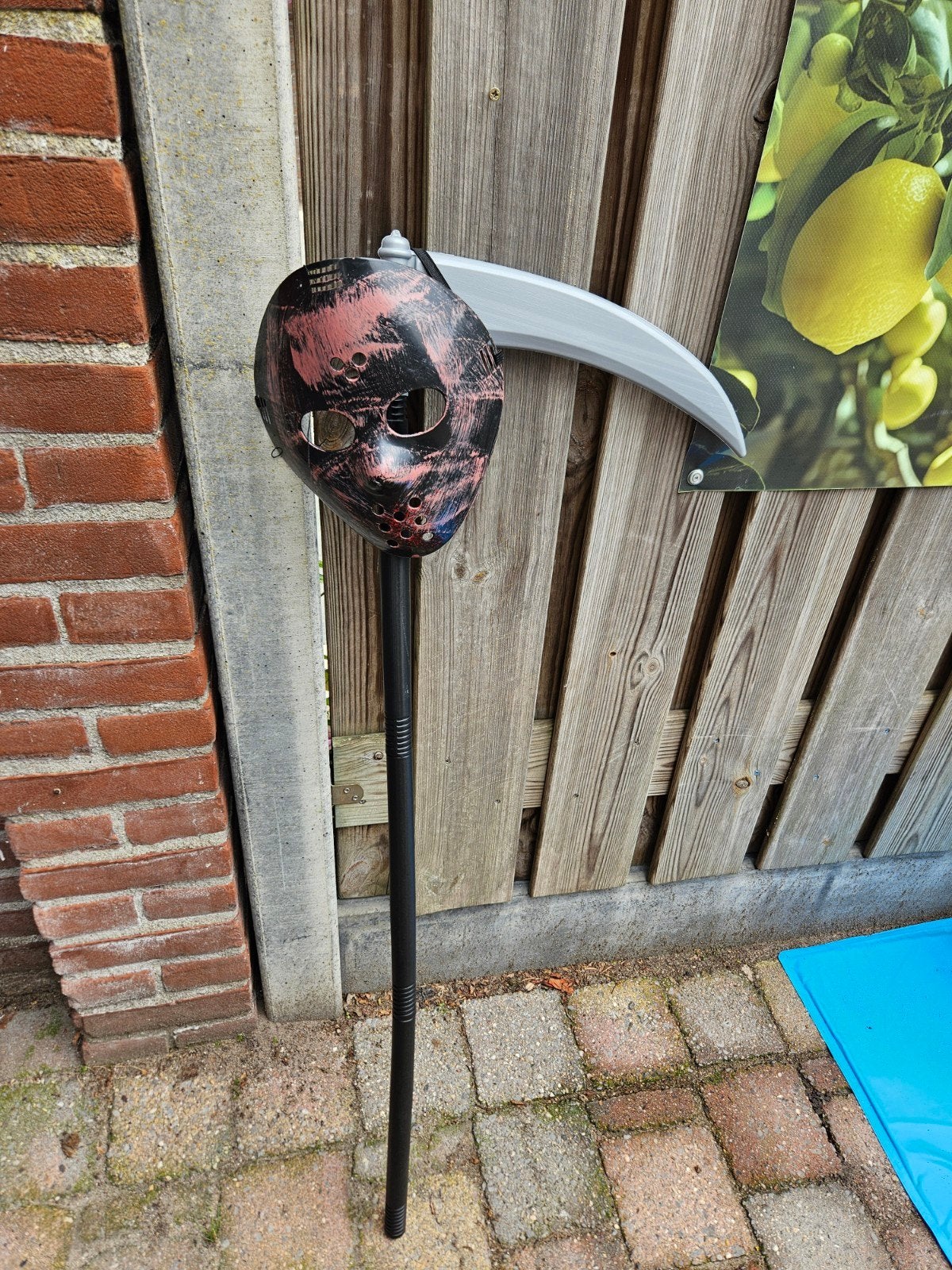 Griezelige set: Jason masker en zeis voor Halloween, Ophalen of Verzenden, Gebruikt, Feestartikel, Halloween of Griezel