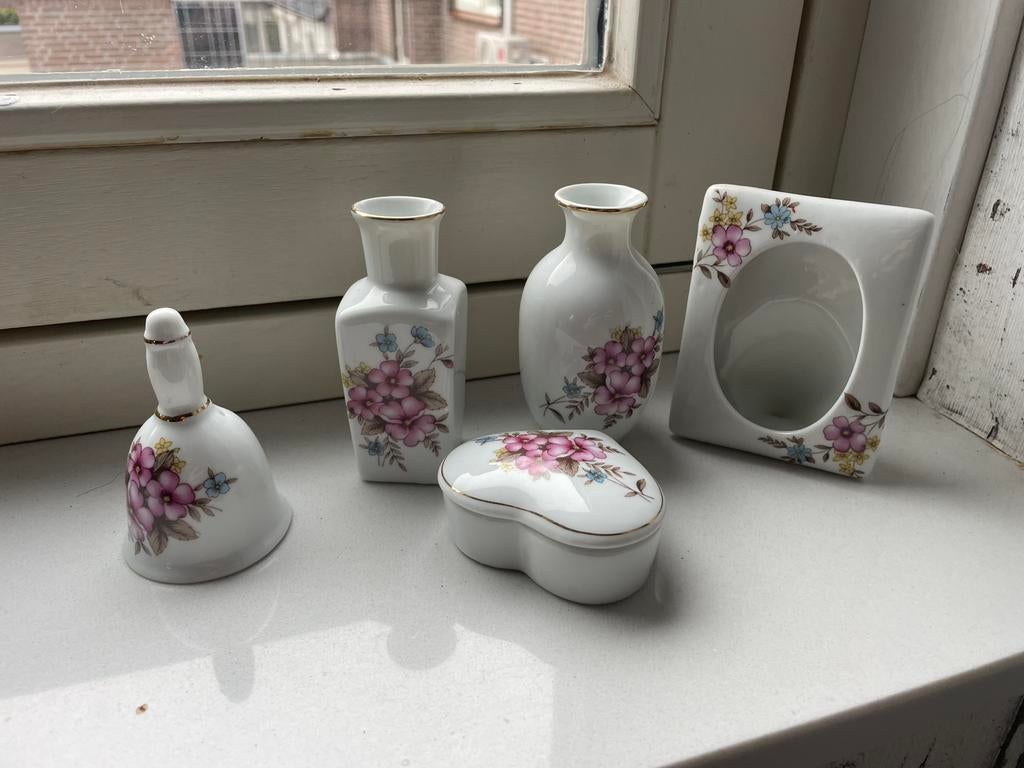 Porseleine set met bloemen, Overige kleuren, Aardewerk of Porselein, Ophalen of Verzenden, Zo goed als nieuw
