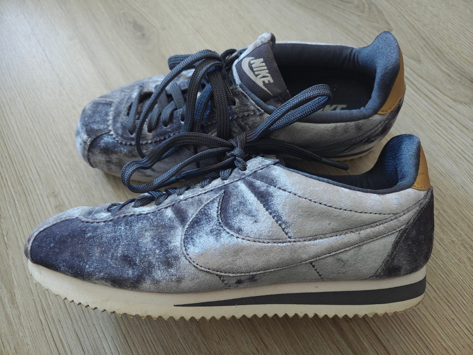 Nike Classic Cortez Velvet maat 38.5, Nike, Ophalen of Verzenden, Sneakers of Gympen, Grijs