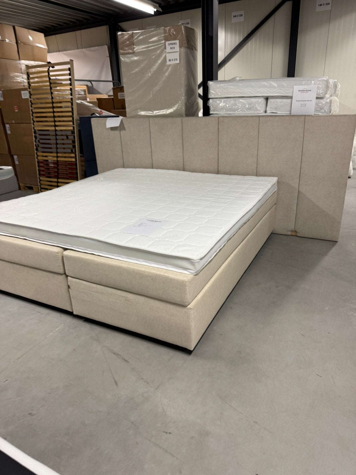 Moderne Boxspring met achterwand 260cm!, Beige, Ophalen of Verzenden, 180 cm, 200 cm