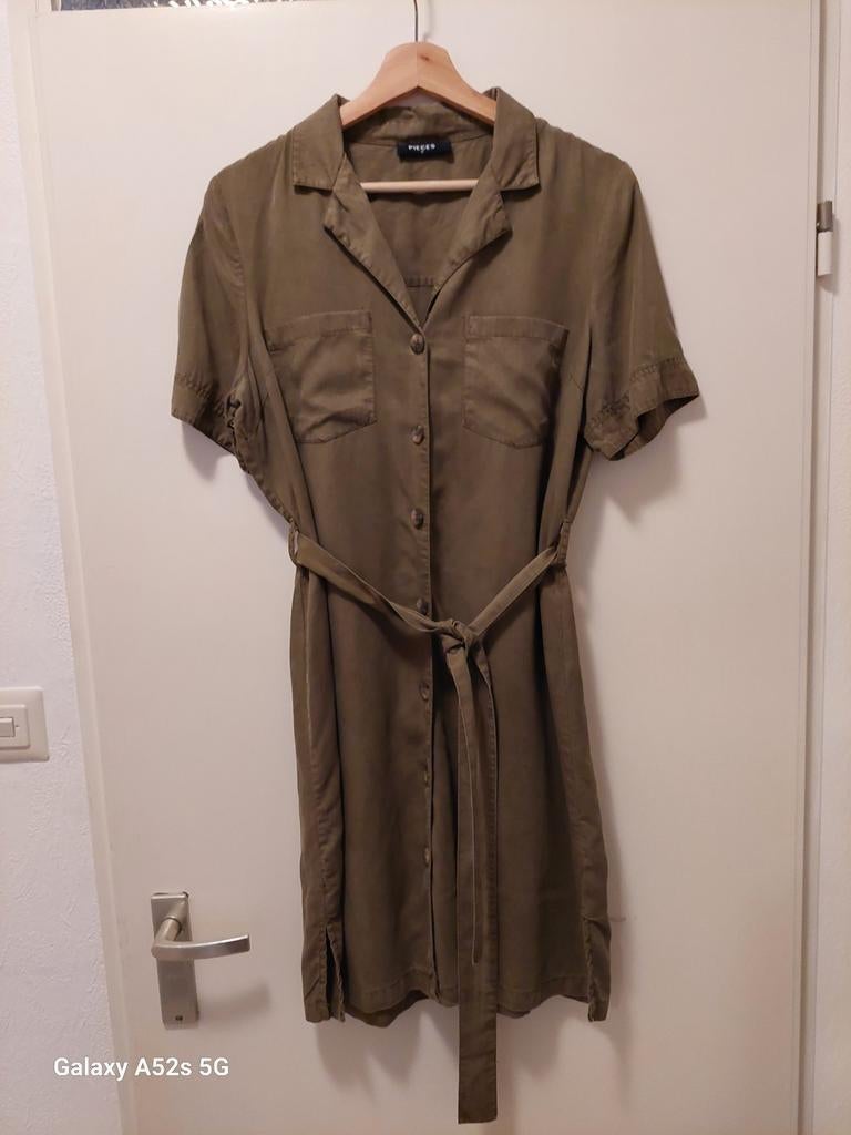 🌸Pieces Khaki Zomerjurkje met Knoopjes en Ceintuur, Kleding | Dames, Jurken, Maat 38/40 (M), Ophalen of Verzenden, Zo goed als nieuw
