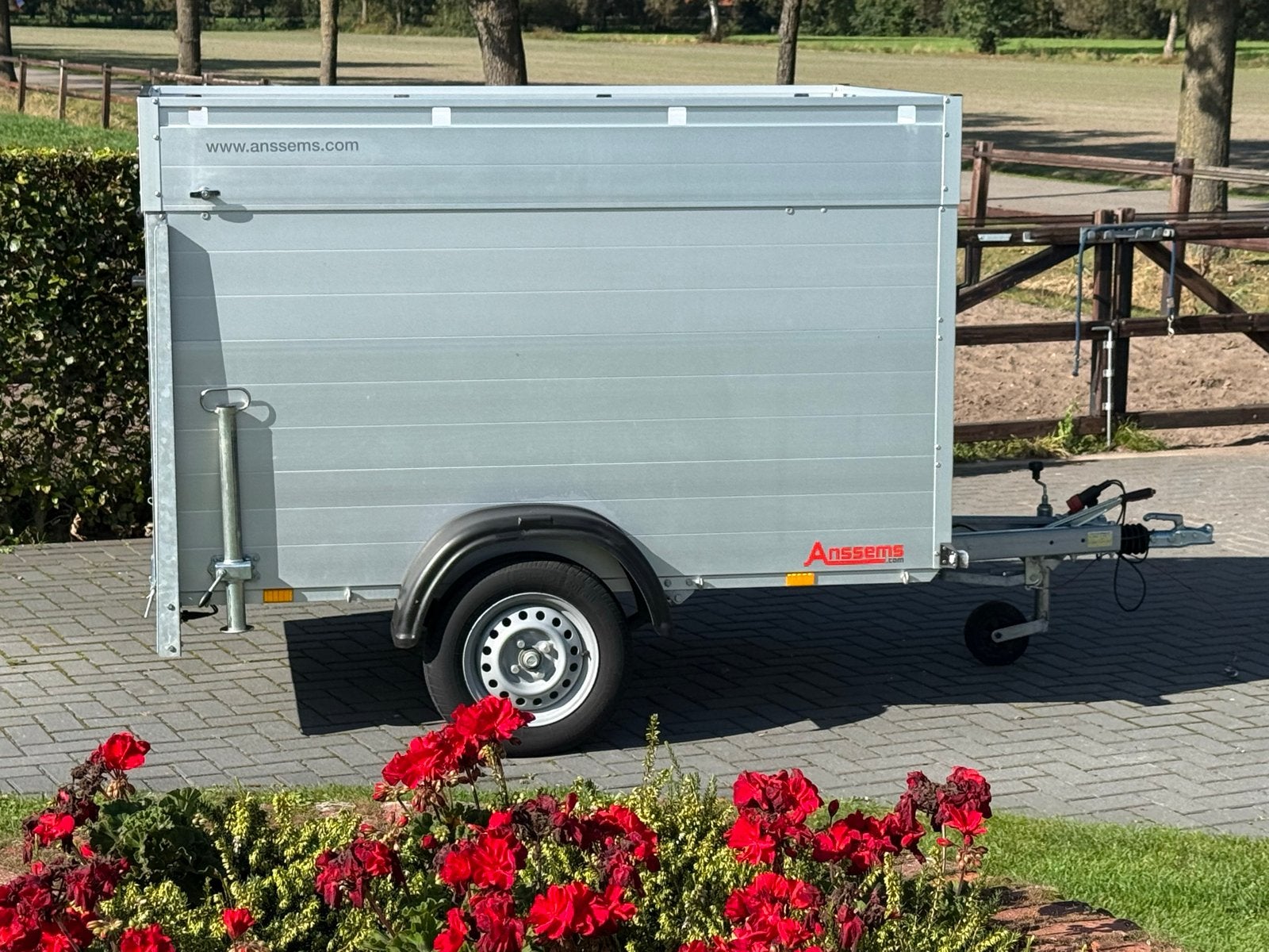 Gesloten Anssems GTB 750 aanhanger geremd zeer mooi