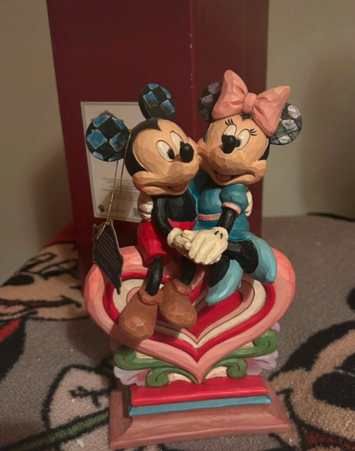 Disney Traditions - Mickey & Minnie Mouse - heart, Verzamelen, Ophalen of Verzenden, Overige figuren, Nieuw, Beeldje of Figuurtje
