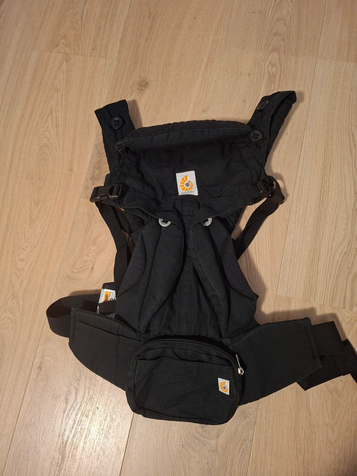 Ergobaby Omni 360 Pure Black Draagzak, Kinderen en Baby's, Babydragers en Draagdoeken, Overige merken, EU: GmbH - Mönckebergstr. 11 - 20095 Hamburg, Germany