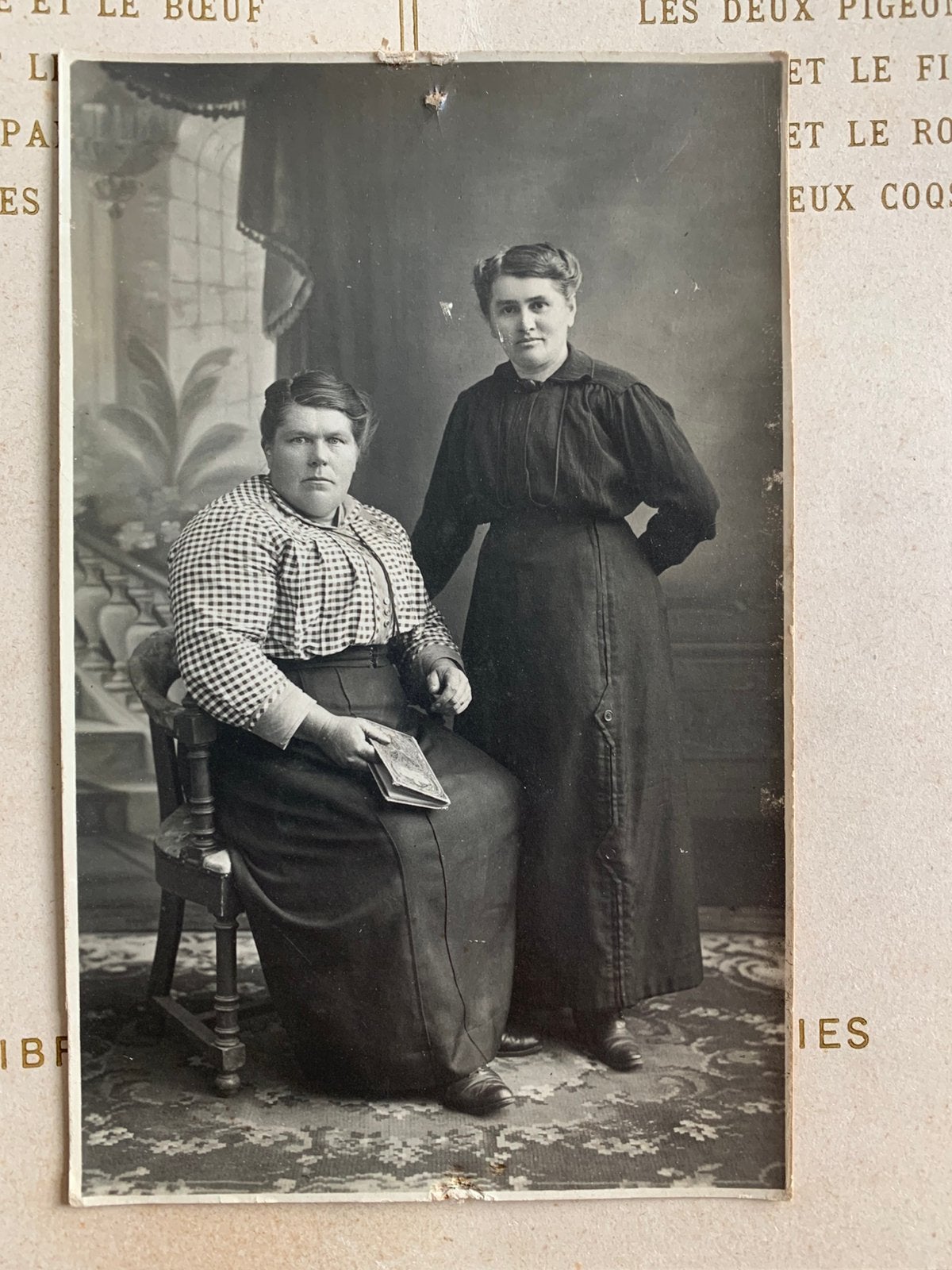 Foto - twee nors kijkende dames, zussen (CW), Gebruikt, Foto, Ophalen of Verzenden, Voor 1940