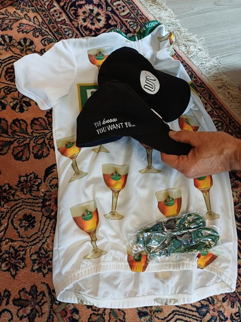 Te koop: De Koninck wielershirt en 2 petten, Ophalen, Glas of Glazen, Overige merken