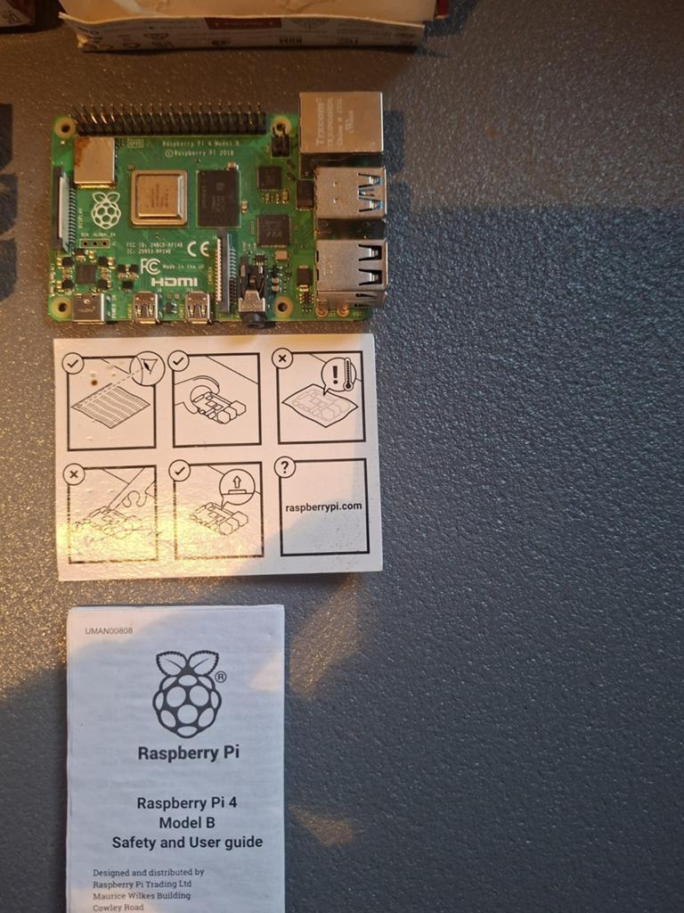 Raspberry Pi 4 Model B 4gb met handleiding, Hobby en Vrije tijd, Elektronica-componenten, Ophalen of Verzenden, Zo goed als nieuw
