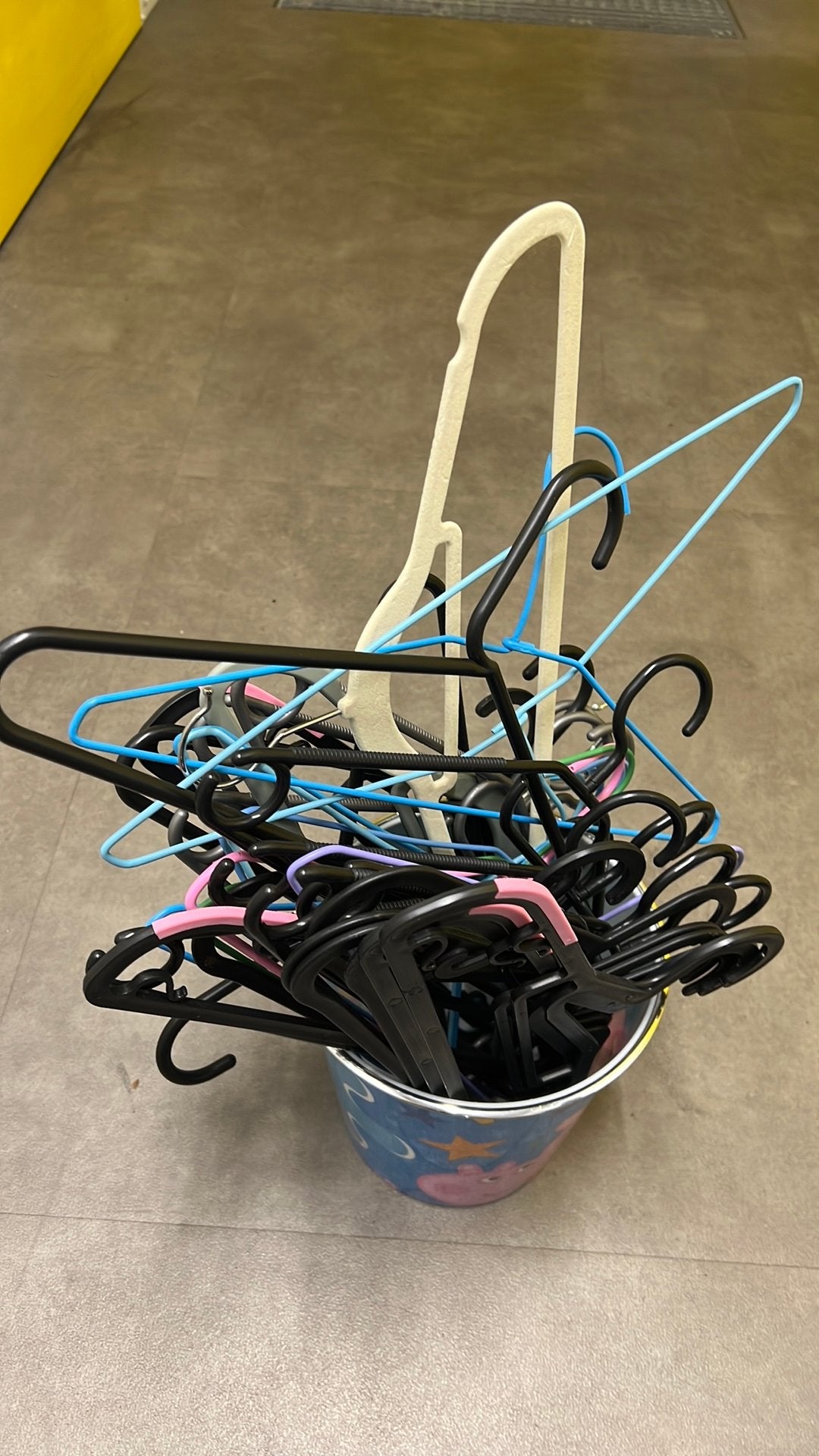 Meerdere kleding hangers, Ophalen, Zo goed als nieuw, Hout