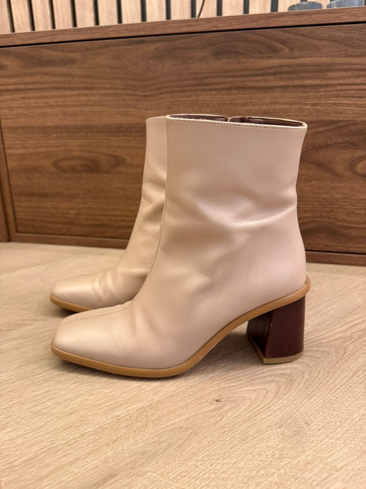 ALOHAS laarzen, Kleding | Dames, Schoenen, Beige, Lage of Enkellaarzen, Ophalen of Verzenden, Zo goed als nieuw