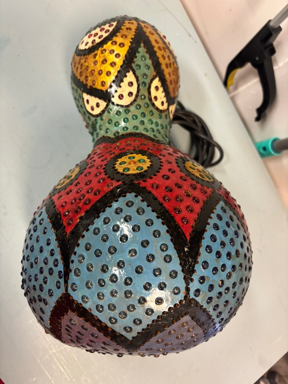 Handgemaakte kalebaslamp met glaskraaltjes, Handgemaakte kalebaslamp met glaskraaltjes, Zo goed als nieuw, Handgemaakte kalebaslamp met glaskraaltjes