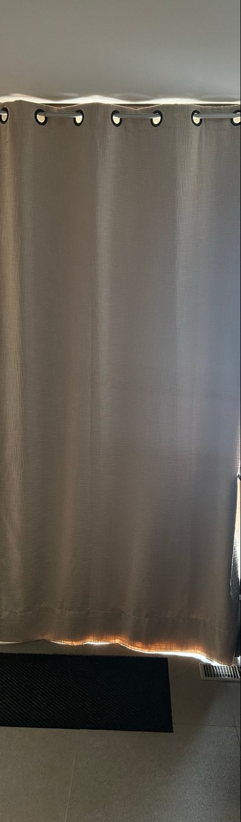 verduisterende gordijn met ringen kleur beige, Huis en Inrichting, Stoffering | Gordijnen en Lamellen, Verduisterend, Grijs, 230 cm