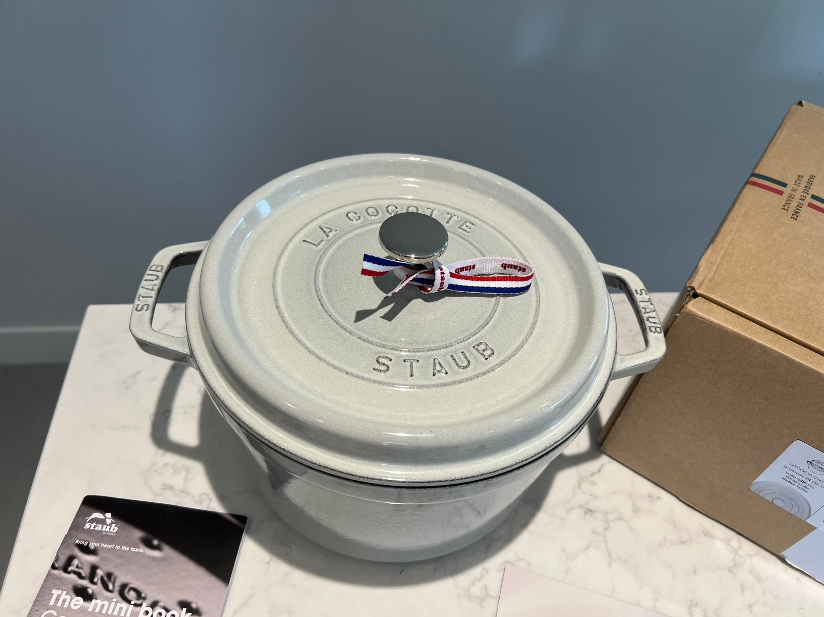 Nieuwe hoge Staub La Cocotte Truffel 24 cm, Gietijzer, Nieuw, Ophalen of Verzenden, Staub