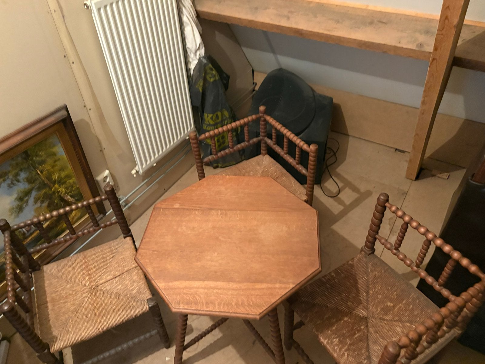 Antiek achthoekig tafeltje met 3 stoelen, gedraaide poten, Ophalen