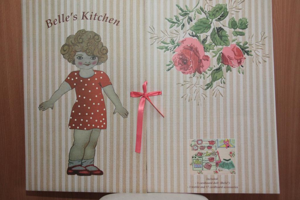 Aankleedfiguur Belle in de Keuken op groot paneel. Nieuw., Ophalen of Verzenden, Nieuw, Puzzelen