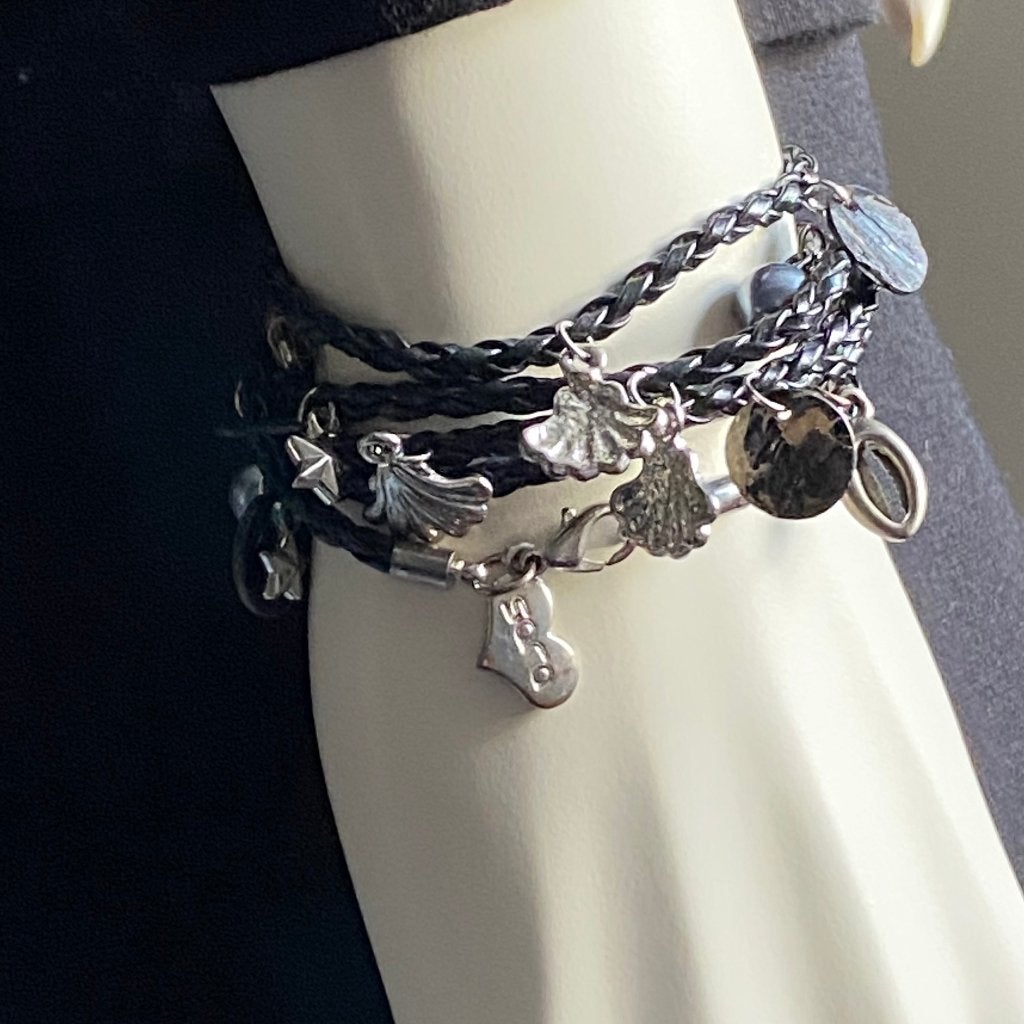 Armband zwart met bedeltjes etc, Zwart, Kunststof of Plastic, Nieuw, Ophalen of Verzenden