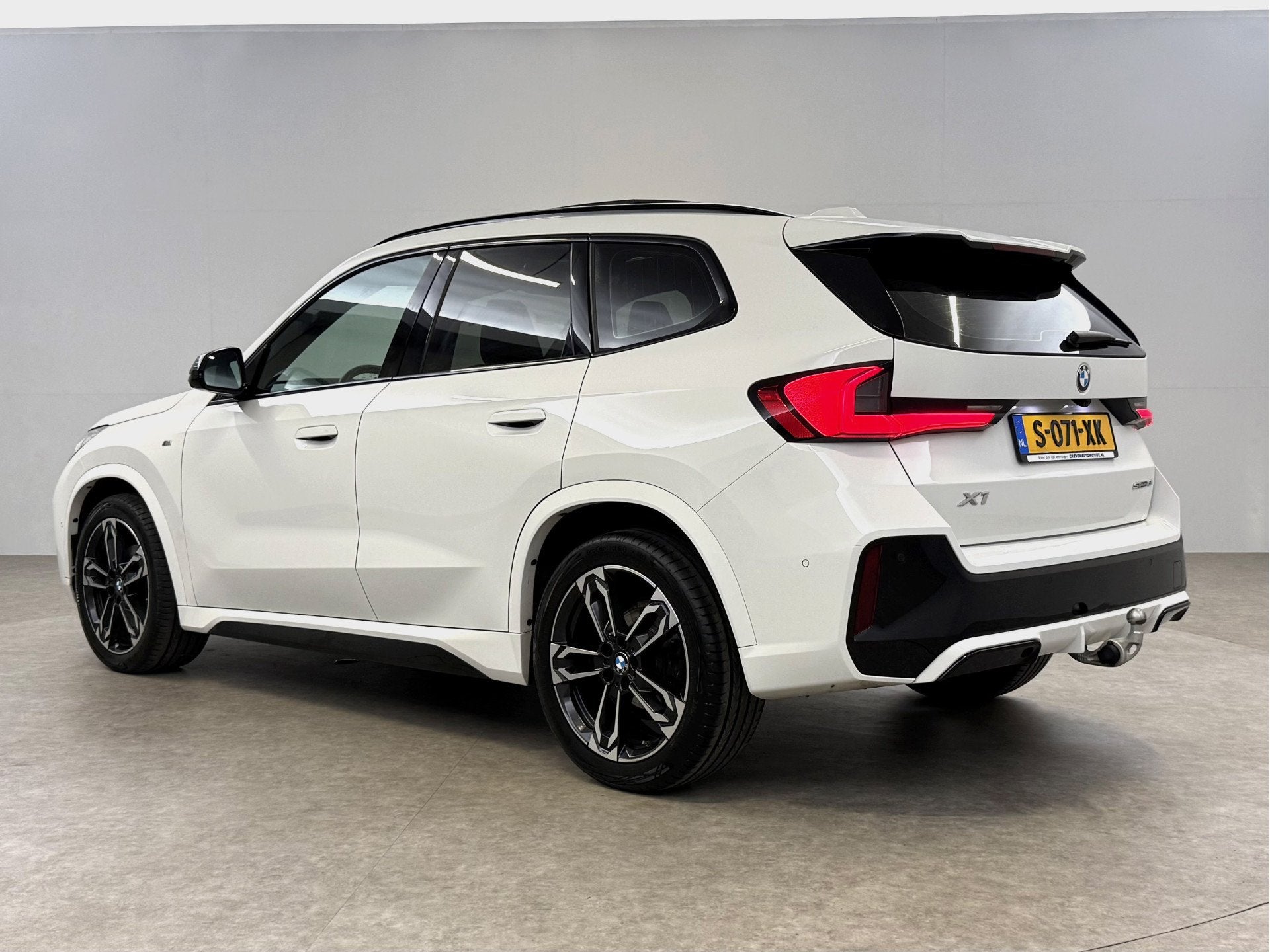 BMW X1 sDrive18i M-Sport | Pano | 360 | Virtual | HuD | Sf, Auto's, 136 pk, Gebruikt, Euro 6, Wit