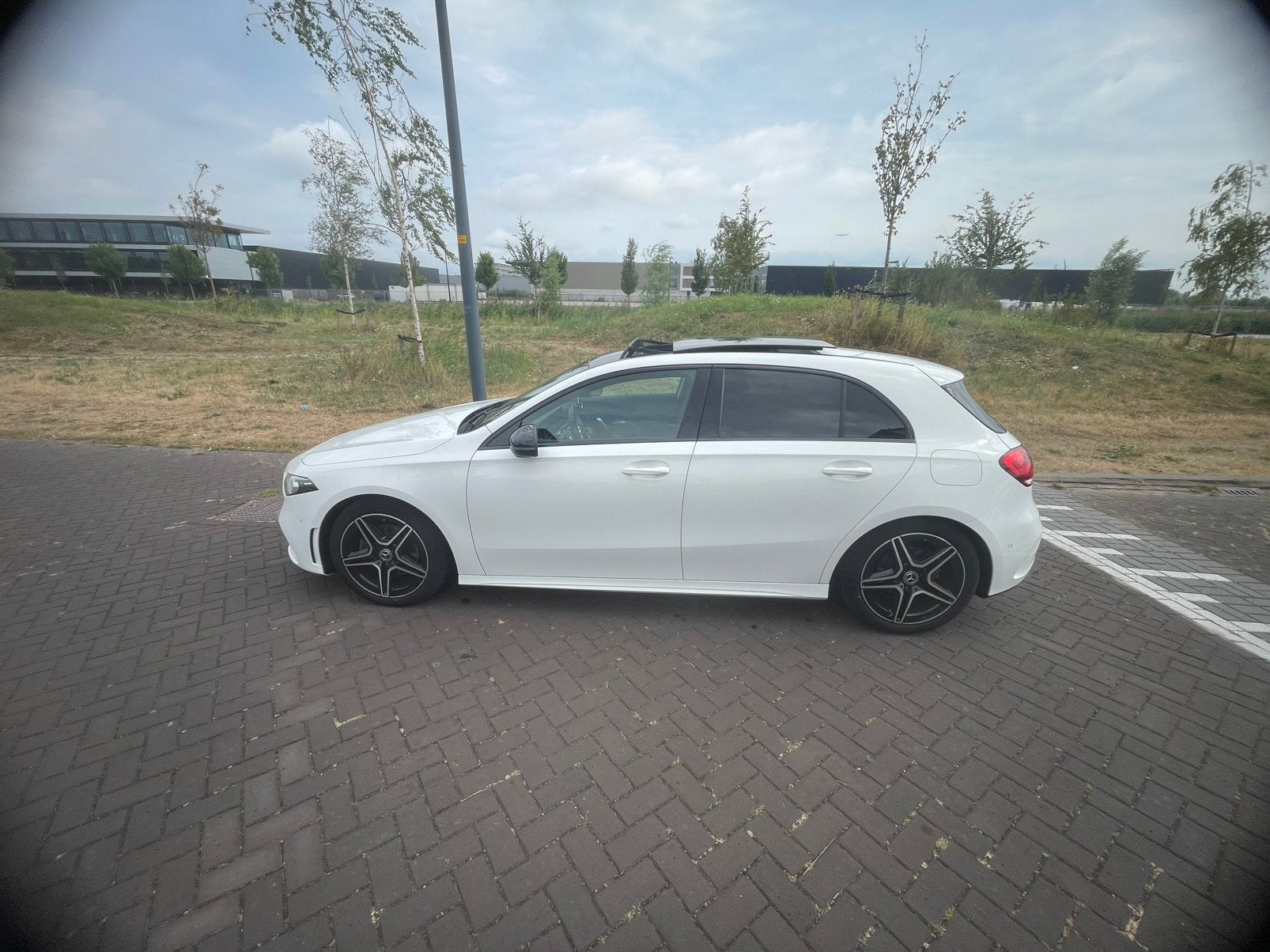 Mercedes-Benz A- Klasse AMG Automaat | Panoramadak, Auto's, 4 cilinders, Leder en Stof, Wit, Origineel Nederlands