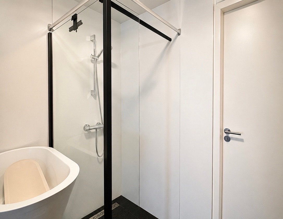 Moderne inloopdouche met mat zwart profiel, Ophalen, Gebruikt, Met douche