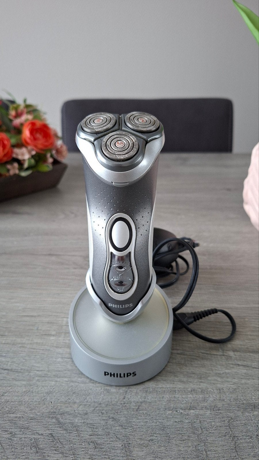 Philips scheerapparaat met oplaadstation, Ophalen of Verzenden, Gebruikt, Scheren en Epileren