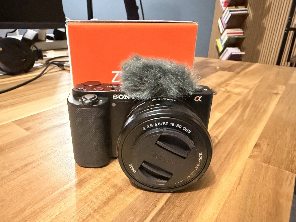 Foto 2 van Sony ZV-E10 Vlogcamera met 16-50mm lens en accu adapter