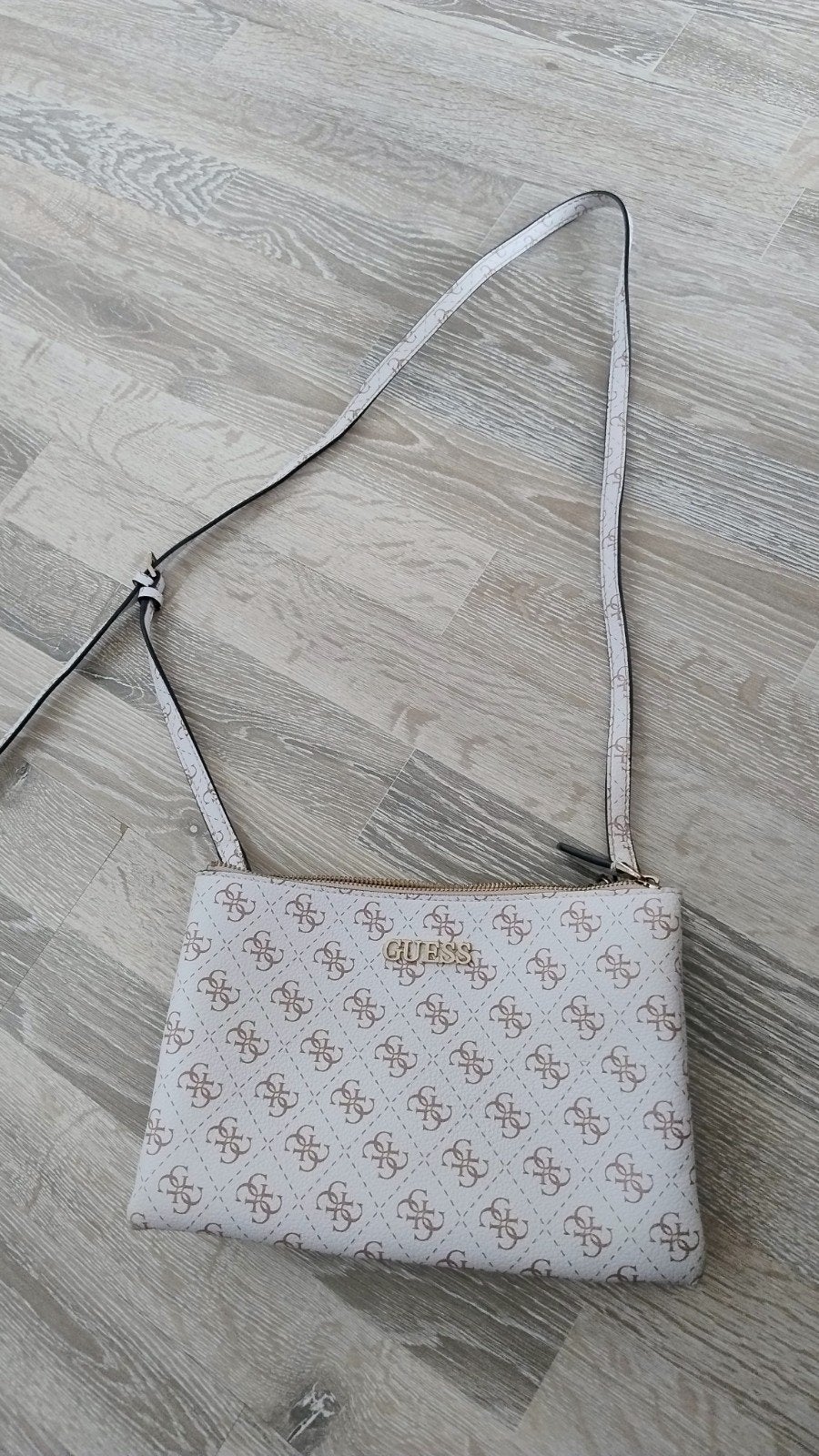 Te koop leuke tas van Guess zgan wit met beige, Sieraden, Tassen en Uiterlijk, Tassen | Schoudertassen, Ophalen, Zo goed als nieuw