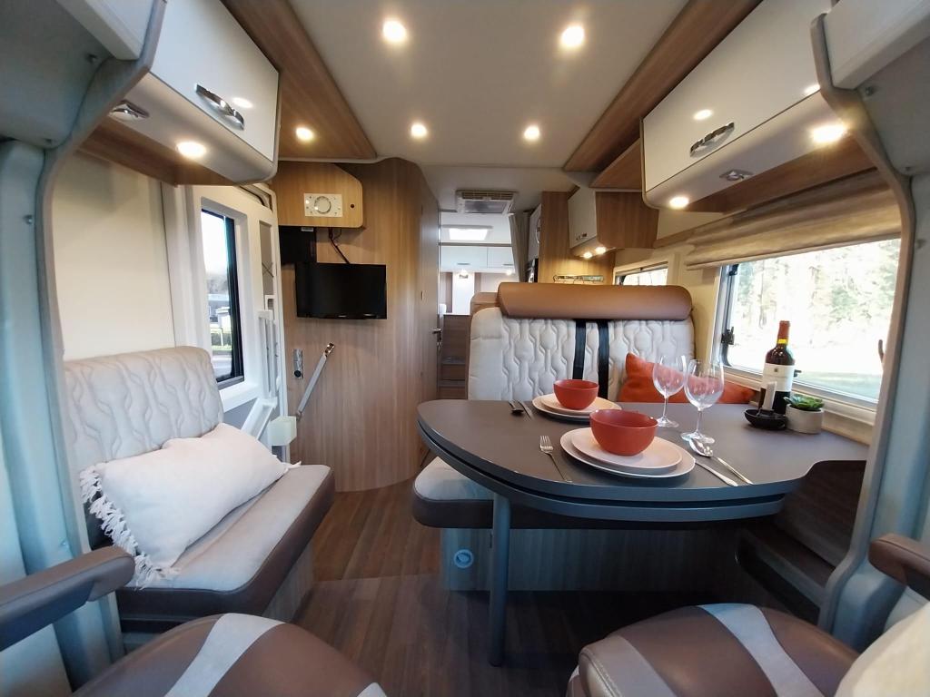 Luxe Bürstner IXEO Time 726 met dubbele airco en trekhaak !, Caravans en Kamperen, Ringverwarming, Fiat, 7 tot 8 meter, Bedrijf