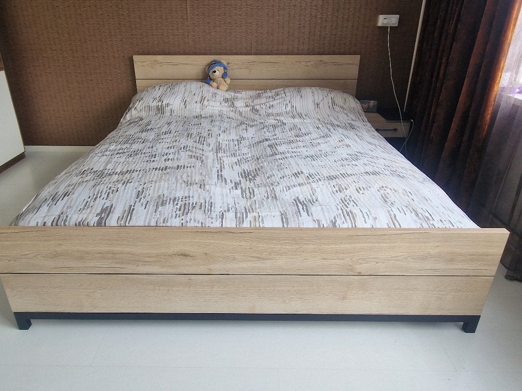 bed 180x200 + 2 matrassen + nachtkastje + kast