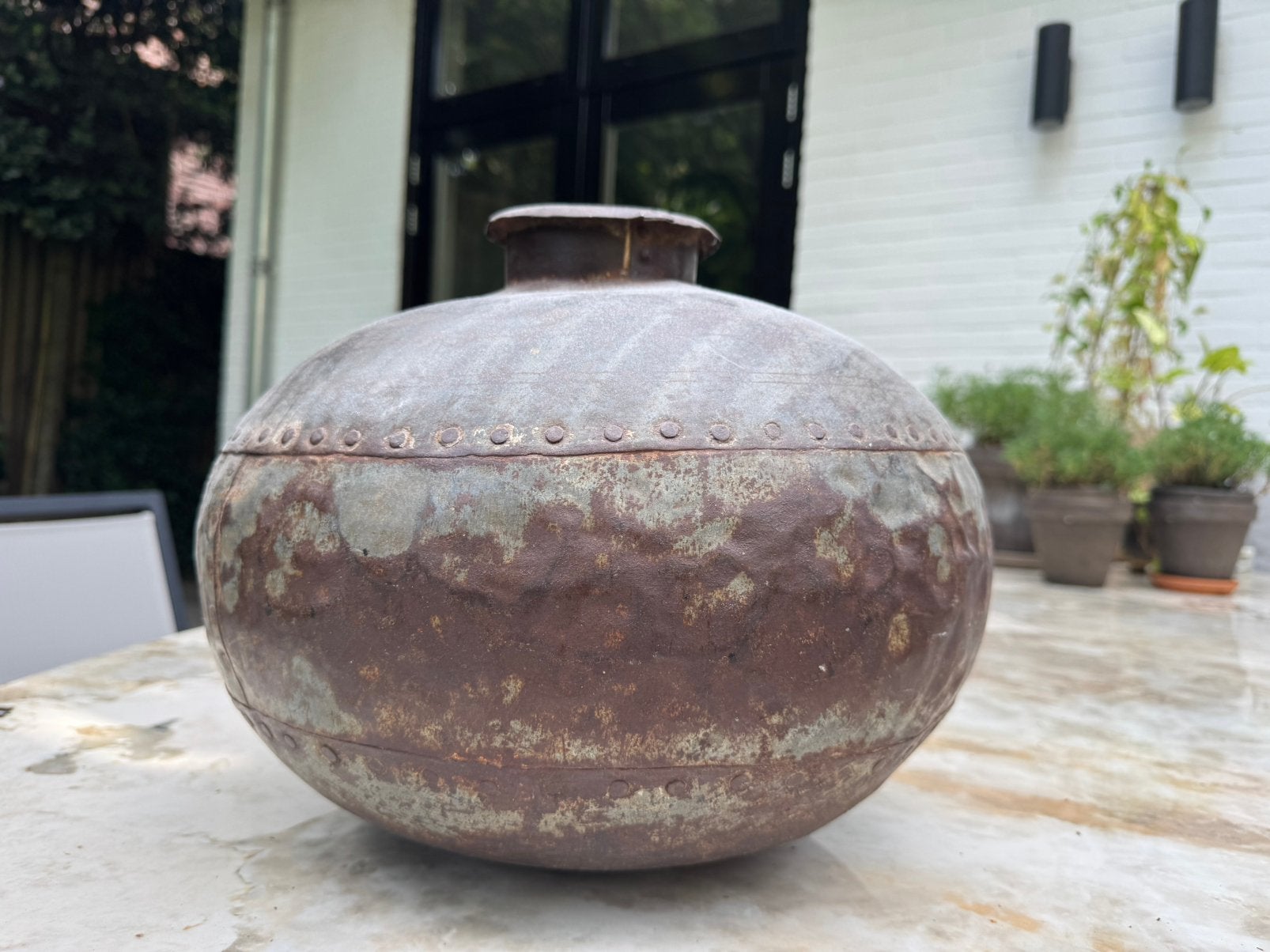 Stoere vintage metalen vaas / pot – uniek doorleefd karakter, Tuin en Terras, Ophalen, Zo goed als nieuw