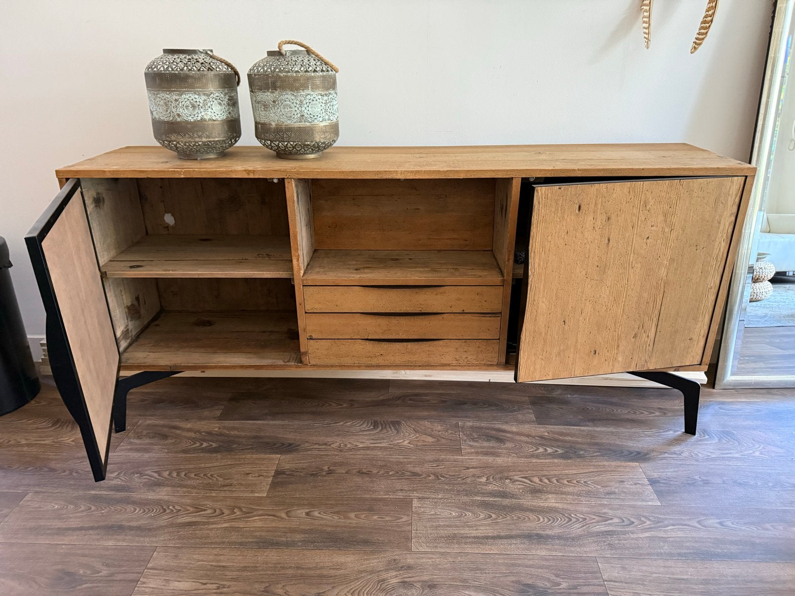 Robuust houten dressoir met metalen poten, Huis en Inrichting, Kasten | Dressoirs, Gebruikt, 200 cm of meer, 25 tot 50 cm, Met lade(s)