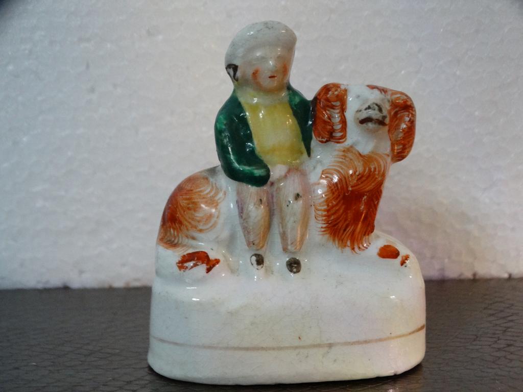 Royal Staffordshire miniatuur beeldje jongen op spaniel, 185, Ophalen of Verzenden