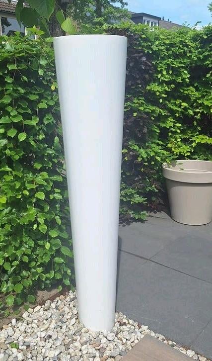 Metalen taps toelopende witte grote smalle bloempot, Tuin en Terras, Bloempotten, Ophalen, 40 cm of meer, Rond, X
