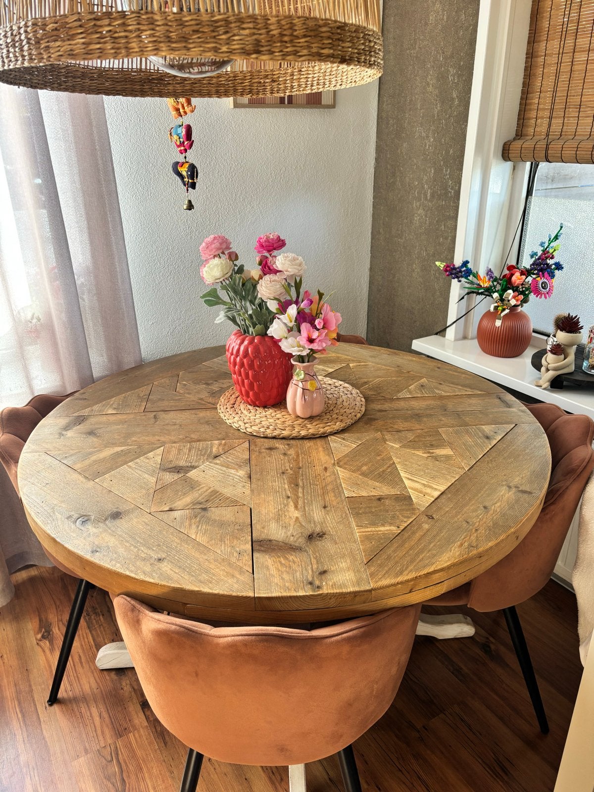 Ronde eettafel met 4 oud roze schelpvormige stoelen, Gebruikt, 100 tot 150 cm, Rond, Ophalen of Verzenden