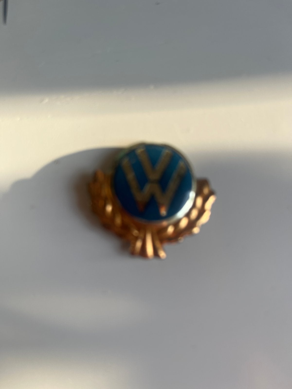 Vintage Volkswagen VW Speldje / Pin - Blauw en Goud, Ophalen of Verzenden, Gebruikt, Auto's