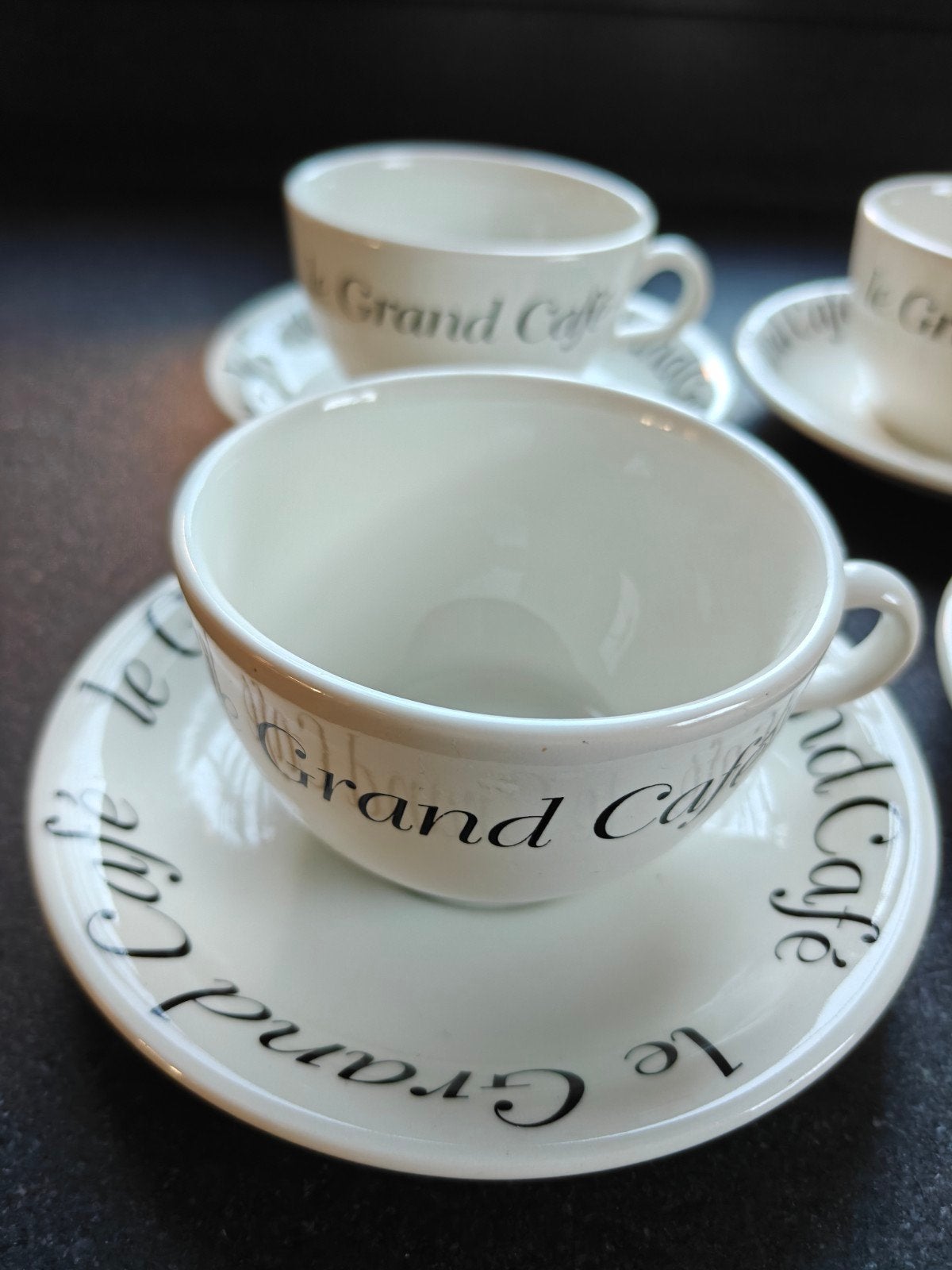4 puntgave cappuccino kopjes met schotels - Le Grand Café, Ophalen of Verzenden, Zo goed als nieuw, Keramiek, Kop(pen) en/of Schotel(s)
