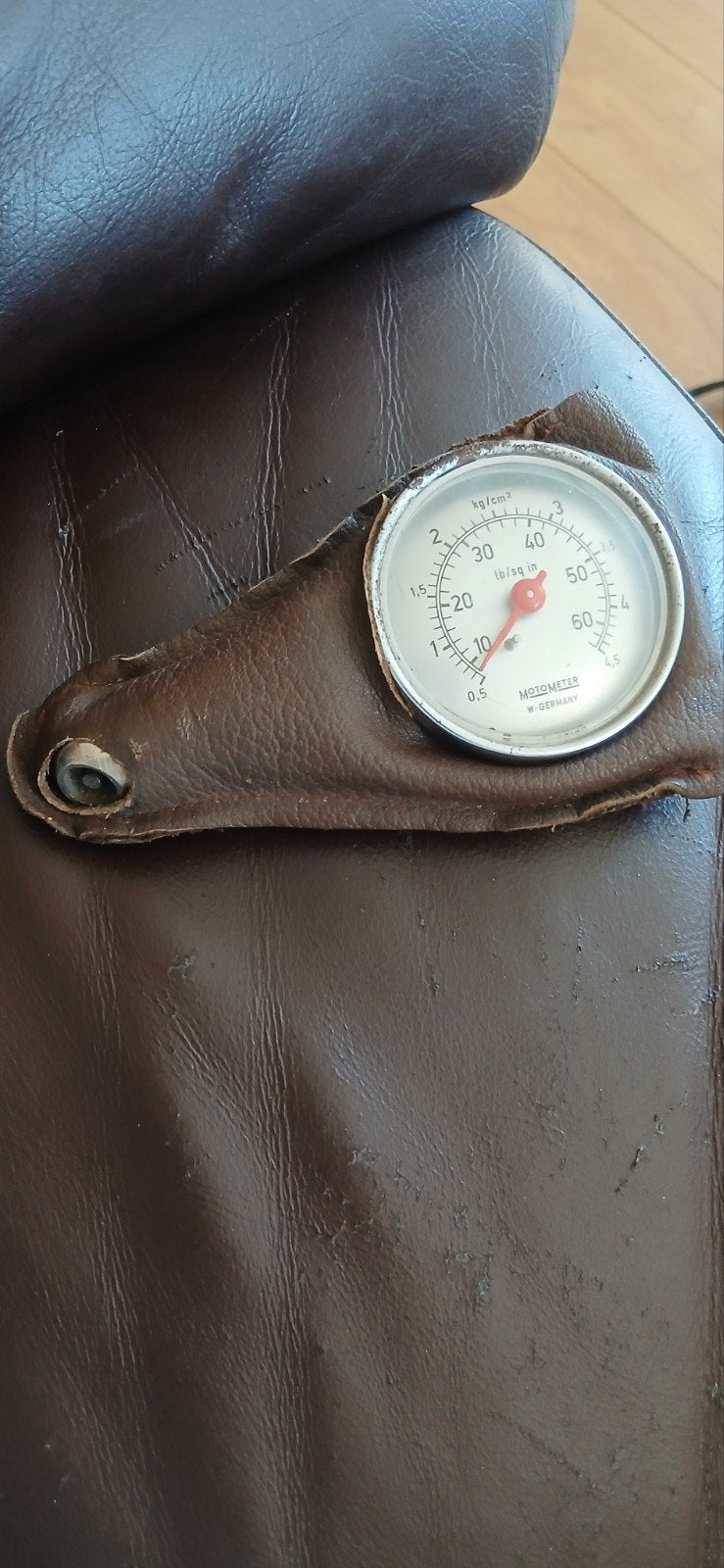 Vintage bandenspanningsmeter in leren hoesje origineel, Ophalen of Verzenden, Gebruikt