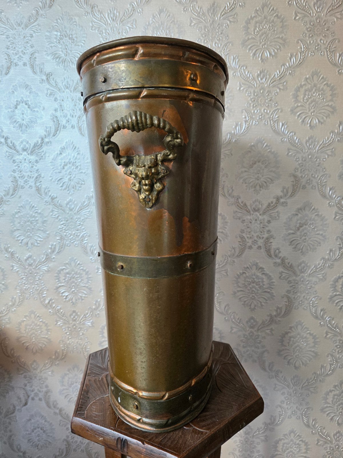 Antieke Koperen Paraplubak / Haardemmer met Leeuwenkoppen., Ophalen