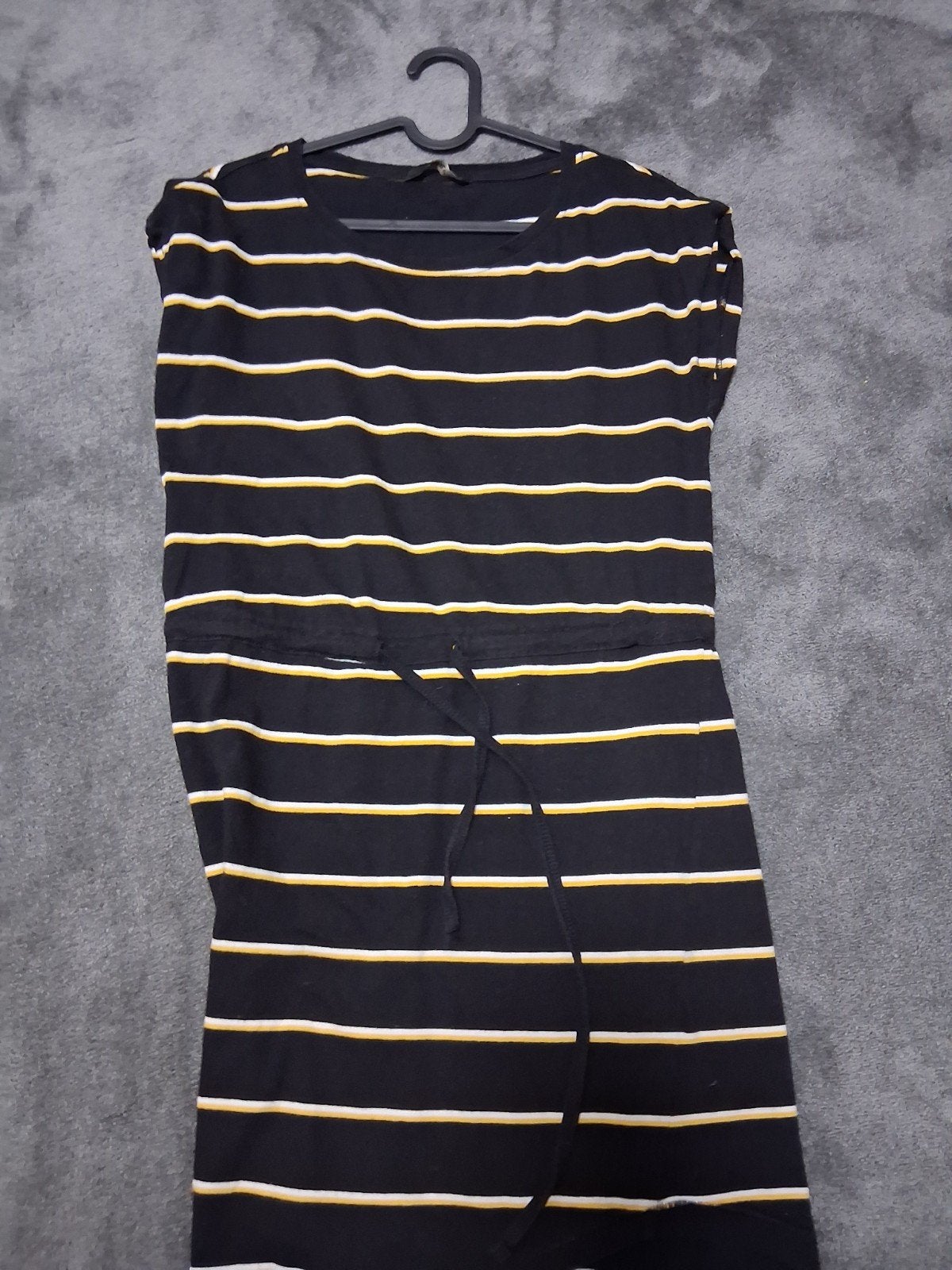 Jurk zwart met geel en wit. Maat: xs. Merk: ONLY, Ophalen, Zo goed als nieuw, Maat 34 (XS) of kleiner