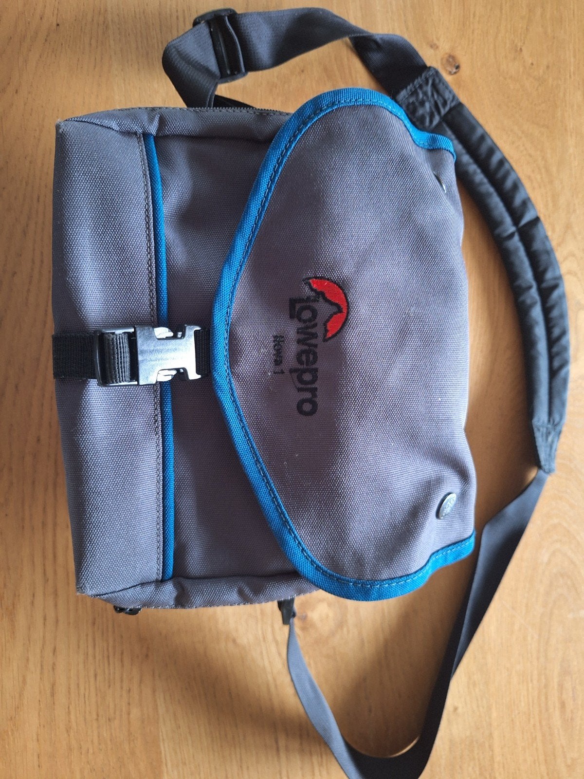 Lowepro Nova 1 cameratas - Grijs/Blauw, Audio, Tv en Foto, Fotografie | Fototassen, Verstelbare indeling, Ophalen of Verzenden