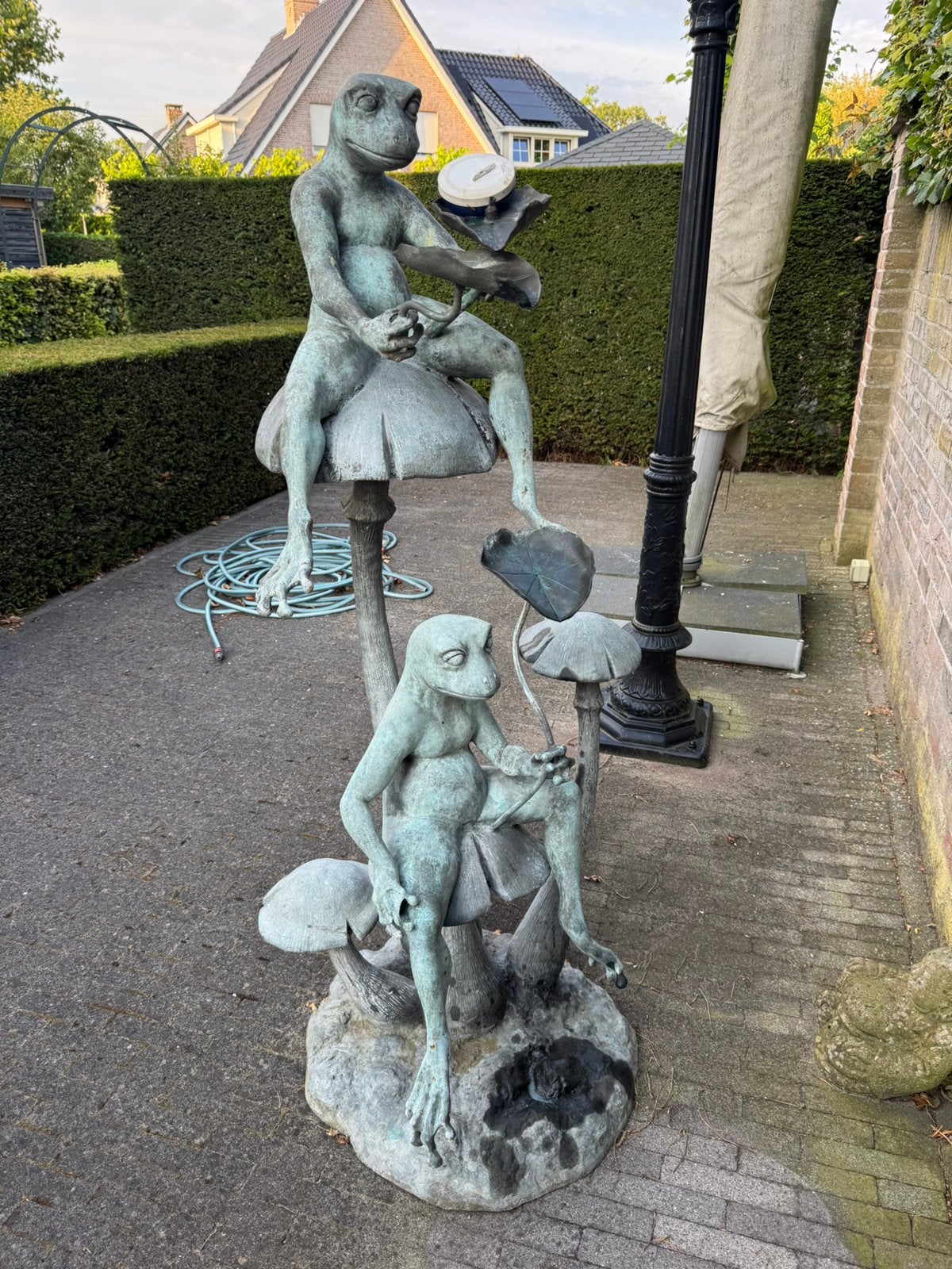 Bronzen beeld fontein 2 kikkers waterlelies op paddenstoel, Ophalen, Zo goed als nieuw, Overige materialen, Fontein