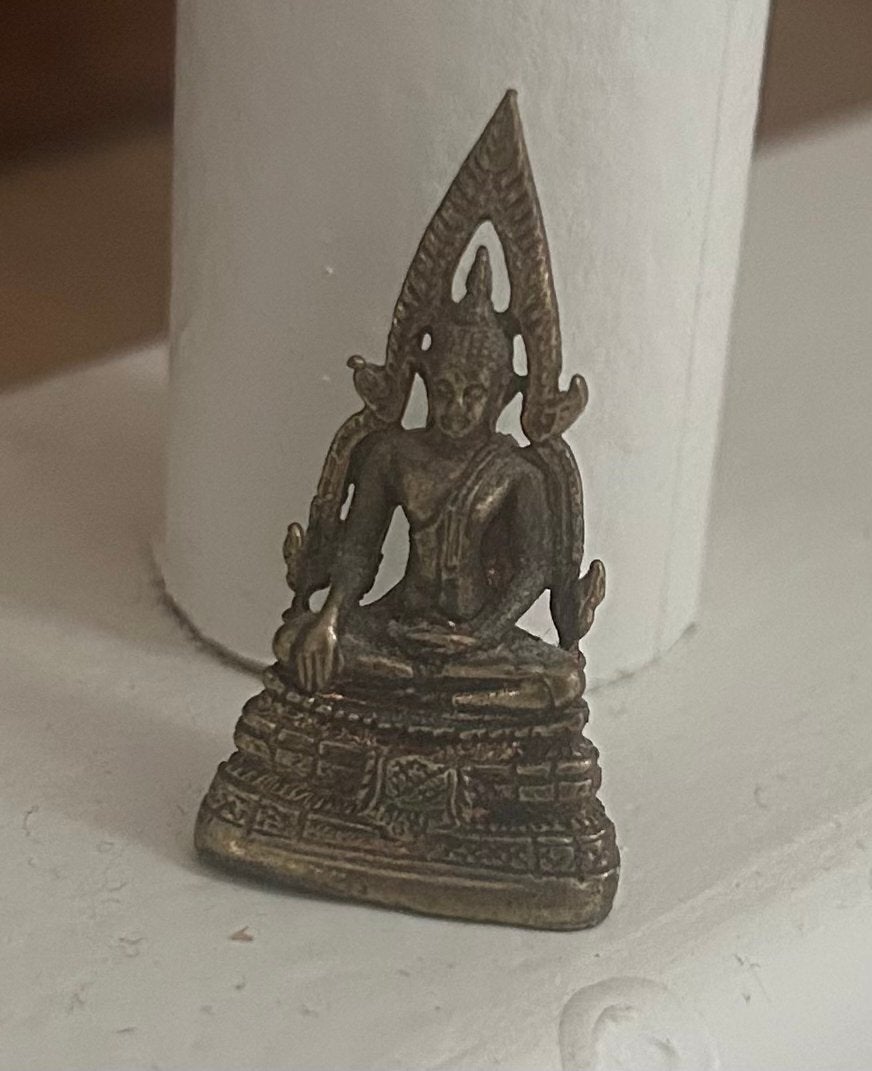 Miniatuur Thaise Boeddha – messing/bronskleurig – 3,5 cm, Ophalen of Verzenden, Gebruikt, Metaal, Massief