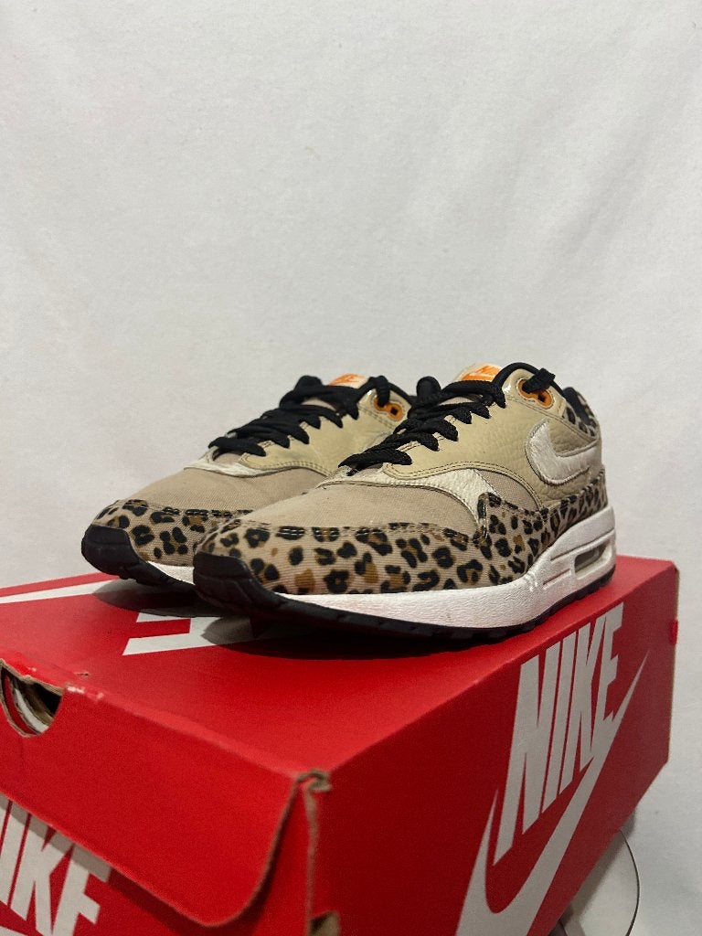 Maat 42,5 - Nike Air Max 1 Premium Leopard, Kleding | Dames, Schoenen, Overige kleuren, Verzenden, Nike, Sneakers of Gympen