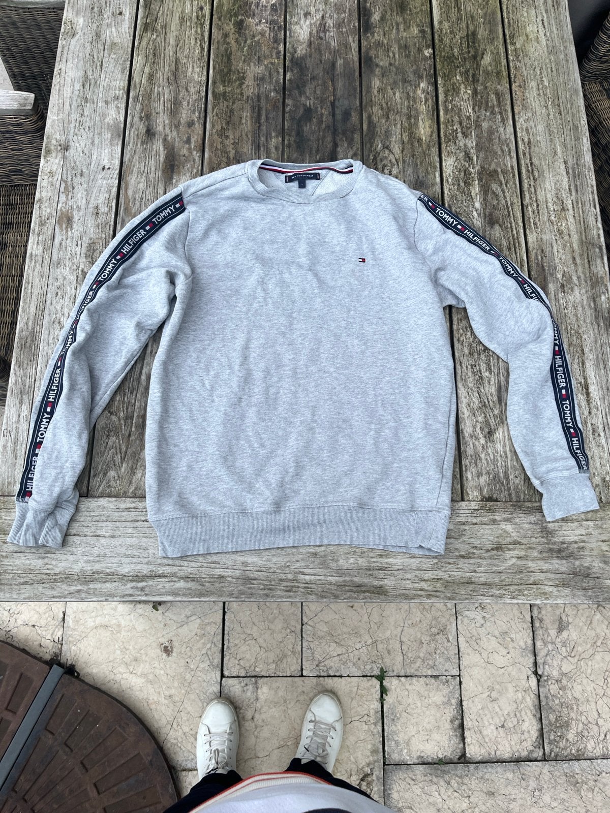 Tommy Hilfiger maat L sweater met logo banden, Kleding | Heren, Ophalen of Verzenden, Gedragen, Maat 48/50 (M), Grijs